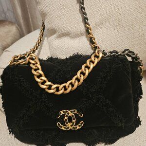 Chanel 19 Black Velvet collection